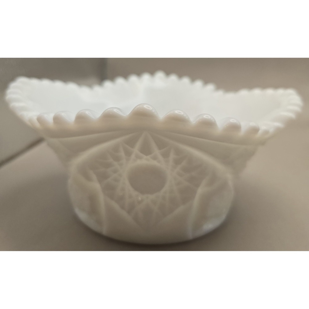 Vintage Milk Glass L.E. Smith Candy Dish" "Daisy And Button" Pattern. B#26